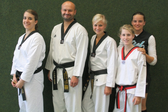 Franziska Hagemann (l.) und Svea Meyn (3. v.l.) mit Ihrem Trainer und Dan-Prüfer Mathias Grün (2. v.l.), sowie den Bushido-Trainerinnen Kim Berthold und Nina Hatzy (beide r.).