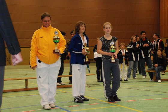 Kim Berthold (r.) nimmt den Vereinspokal für den 2. Platz in Empfang