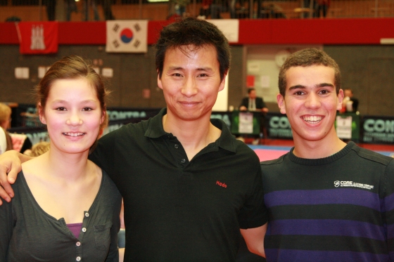 Hannah Kaiser (l.) und Tarek Ben-Hassen (r.) mit Hado Yun (M.), dem Landestrainer der Niedersächsischen Taekwondo Union.