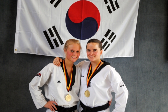 (v.l.) Svea Meyn und Nina Hatzy freuen sich über ihre Goldmedaillen
