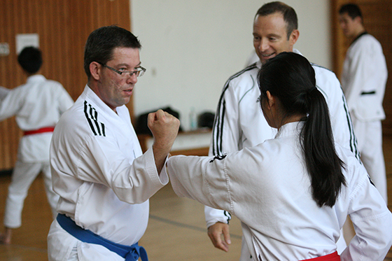 Andre Rixen (l.) und Leonie Günther (r.) mit Referent Martin Paust.