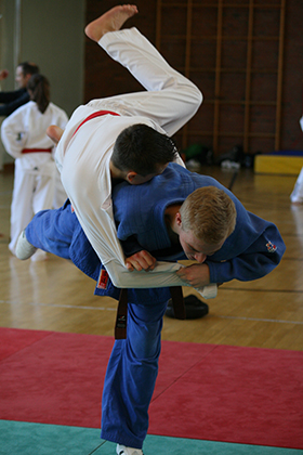 Finn Werft demonstriert einen Judo-Wurf.