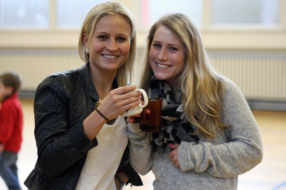 Svea Meyn (l.) und Kim Berthold (r.) wurden auf der Mitgliederversammlung in ihren Ämtern als 2. Vorsitzende sowie Sportwartin einstimmig bestätigt.