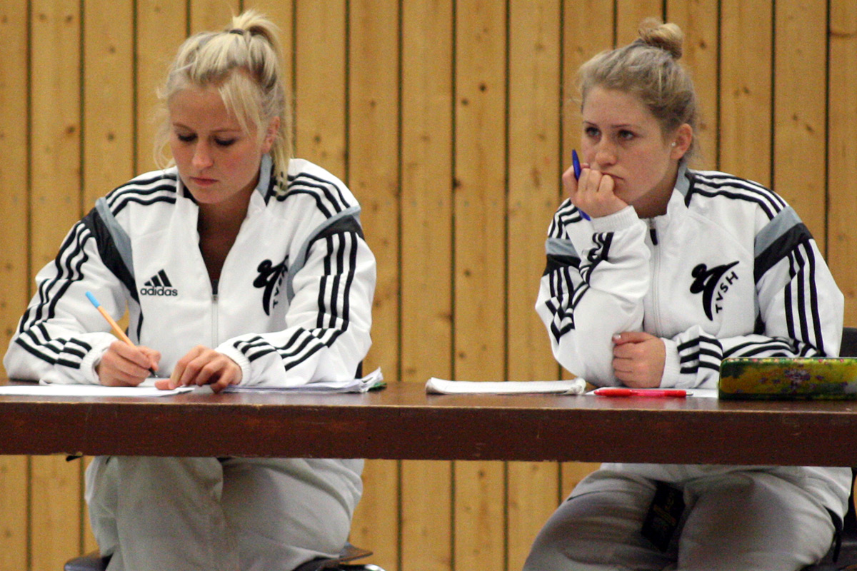 Die Bushido-Trainerinnen Svea Meyn & Kim Berthold sind ab 2015 neue DTU-Prüfer der Lizenzstufe C.