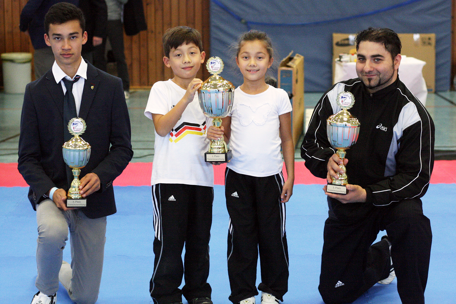 3. Platz für ETSV Fortuna Glückstadt (l.), 1. Platz für Tae Kwon Do Team Fühlsbüttel (M.), 2. Platz für CHUNG MU Elmshorn (r.)