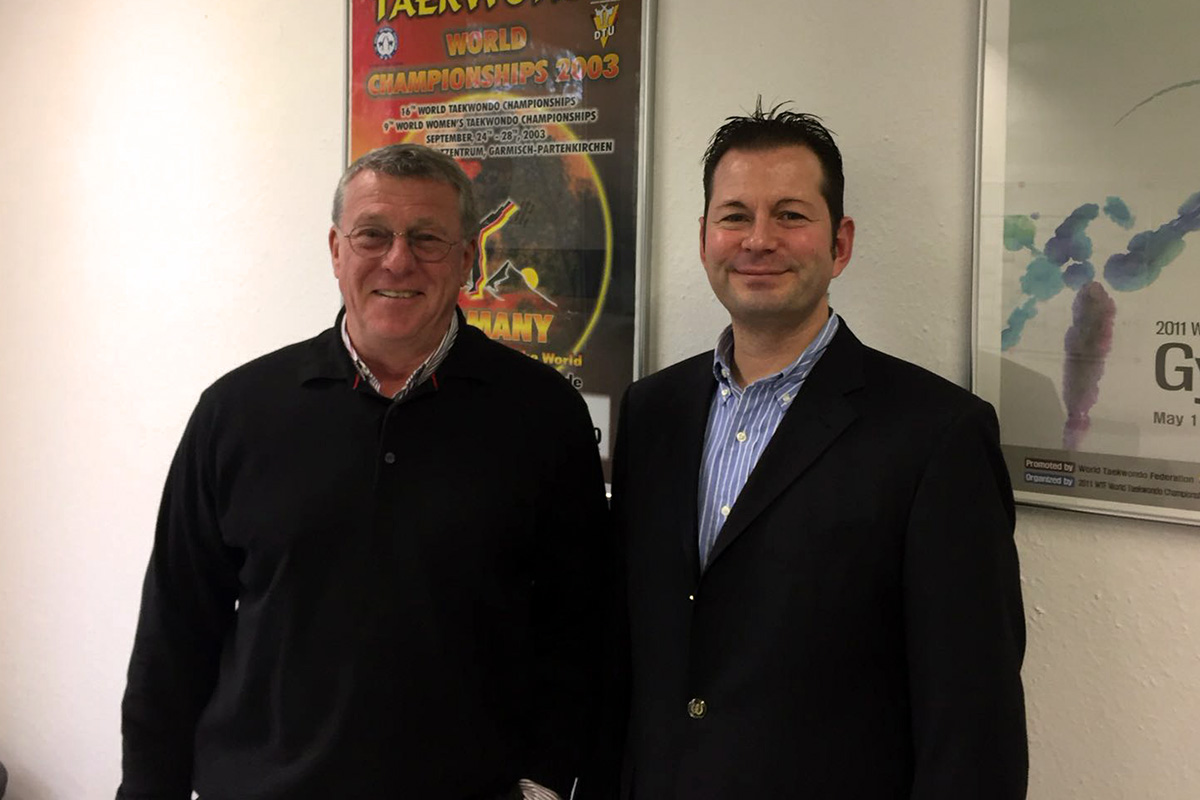 DTU-Präsident Stefan Klawiter (l.) begrüßt TVSH-Präsident Andreas Rahn (r.) als neuen Generalsekretär der DTU in der Geschäftsstelle in München.