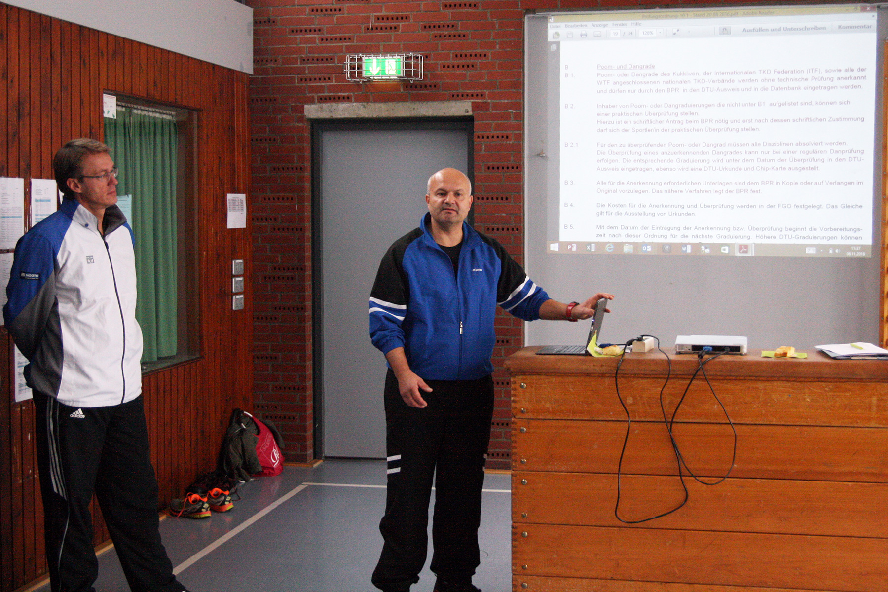 Die Prüfungsreferenten André Neumann (l.) und Mathias Grün (r.) erläutern die Änderungen der DTU-Prüfungsordnung.